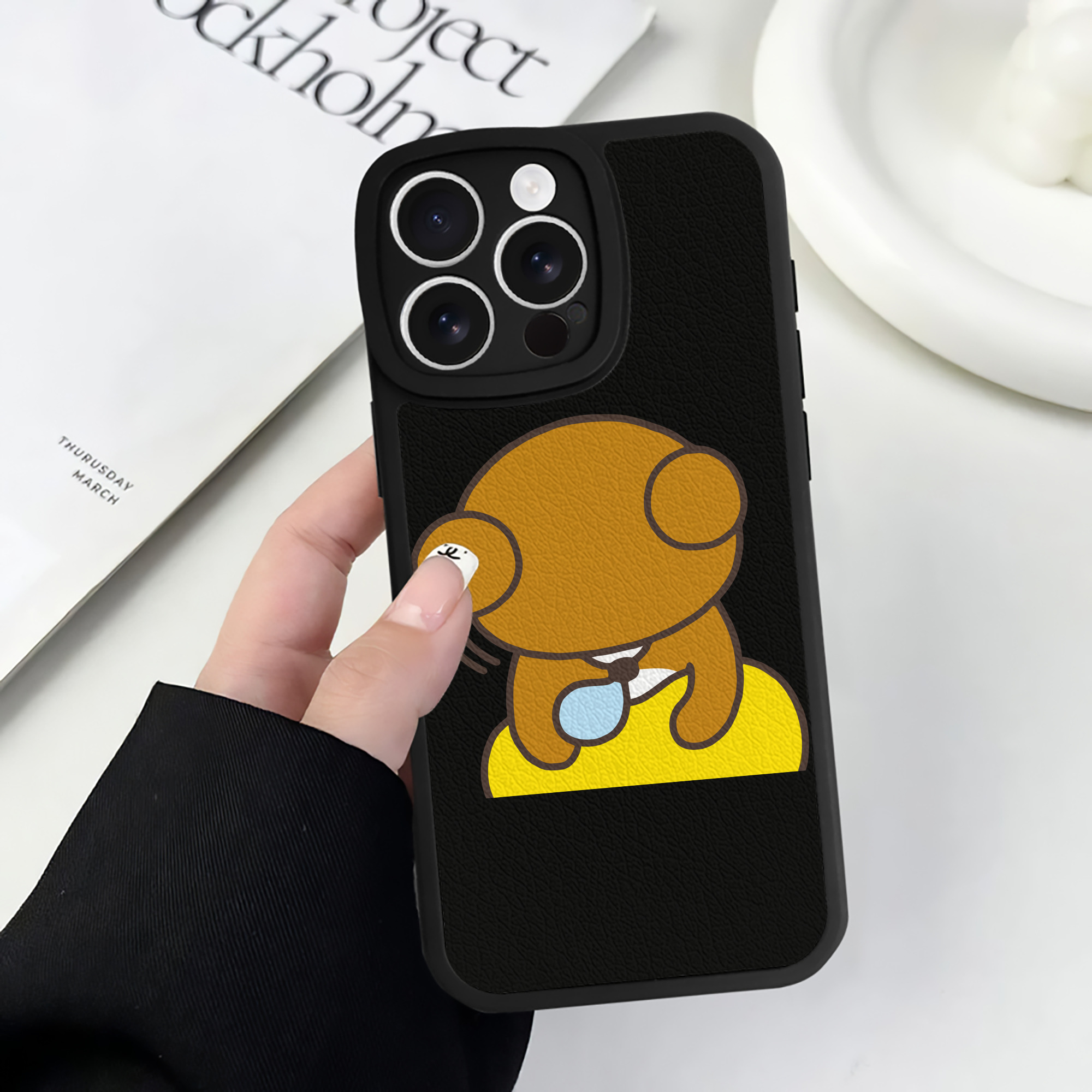（画像用） リラックマ リラックマ キイロイトリ Rilakkuma Korilakkuma Kiiroitori 【iPhone 16シリーズ対応】シリコンスマホケース（レザー調） 材質：シリコン